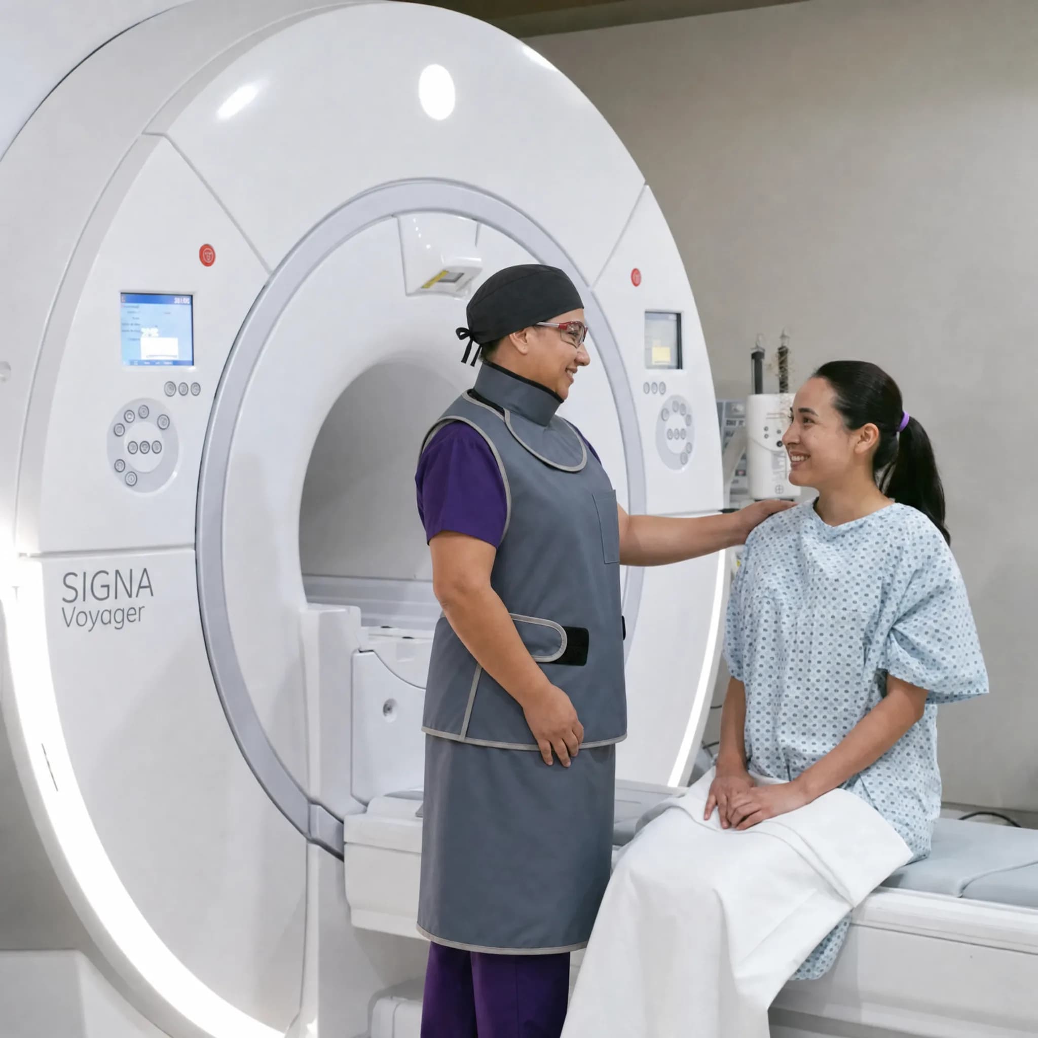Técnico radiólogo con delantal plomado Asterion Care junto a un resonador